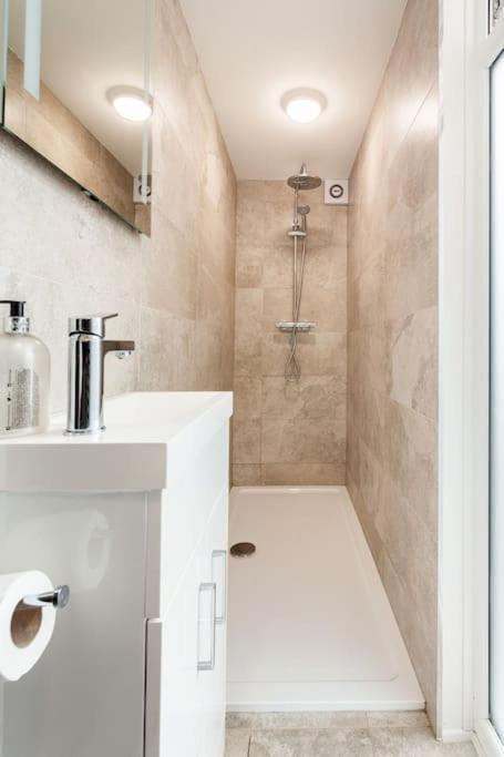 One Bedroom Apartment, Driveway, Bracknell Centre Kültér fotó