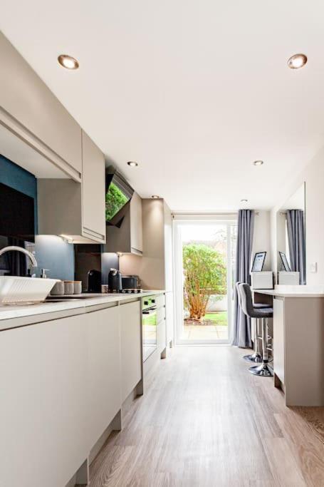 One Bedroom Apartment, Driveway, Bracknell Centre Kültér fotó