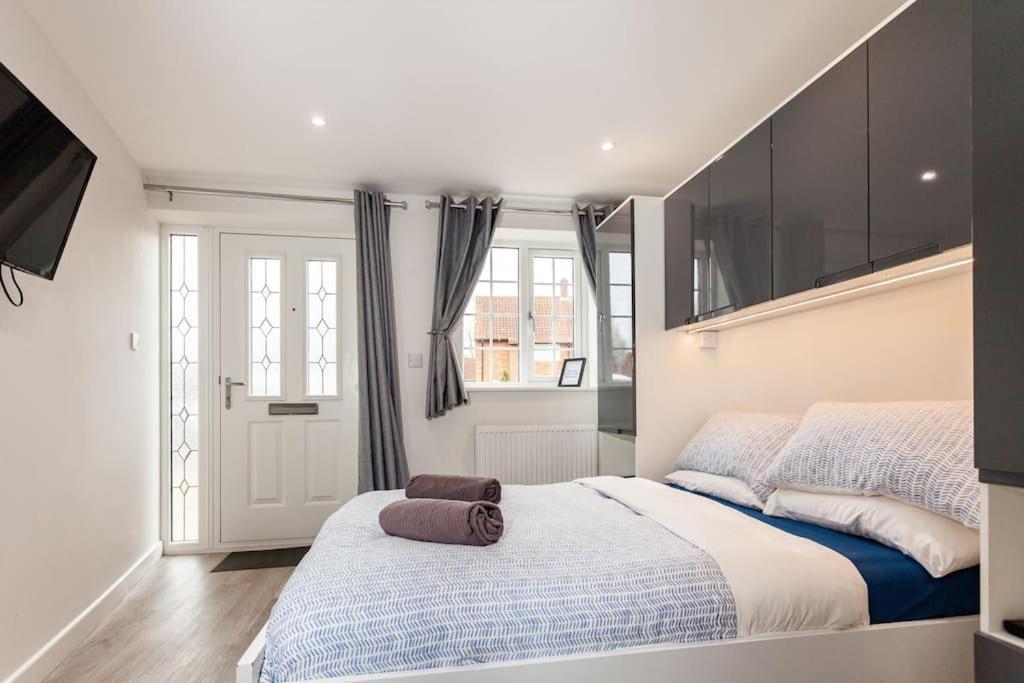 One Bedroom Apartment, Driveway, Bracknell Centre Kültér fotó